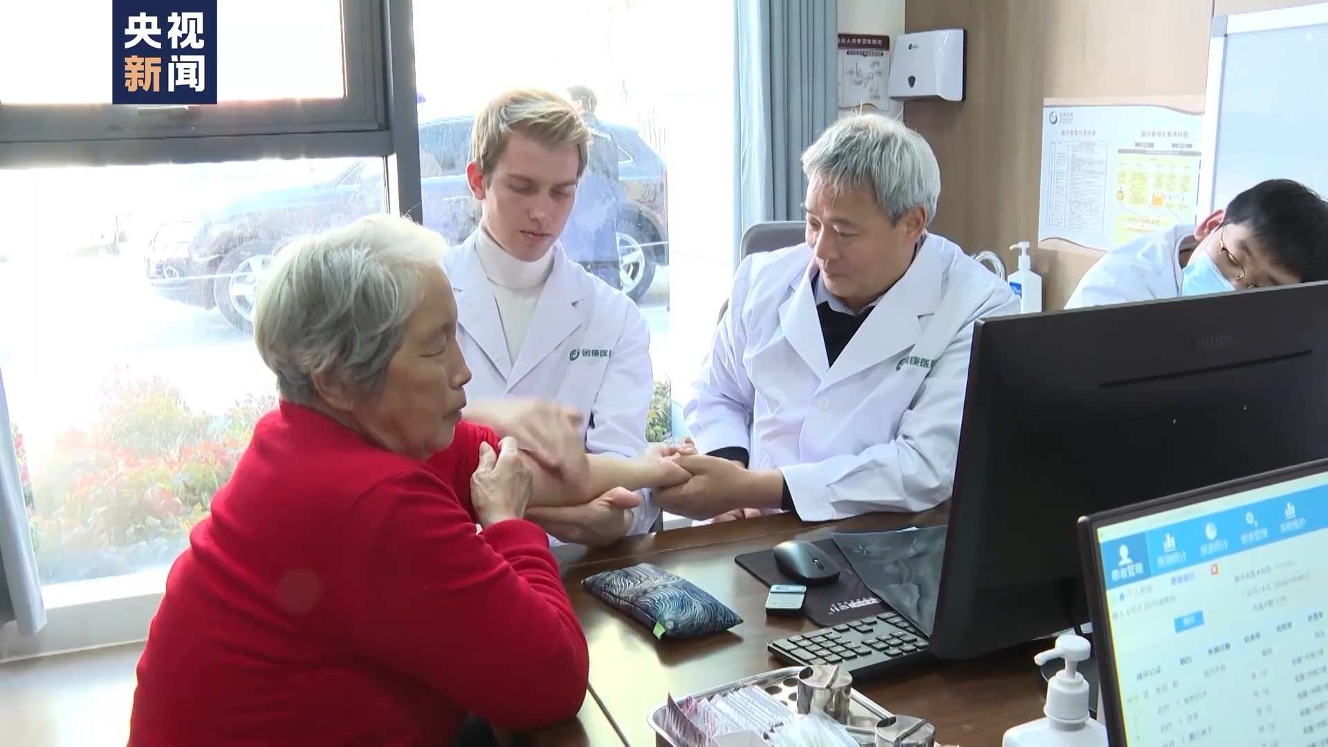 Joel Mikael Walker învață cu medici chinezi cum să dea o consultaţie medicală.