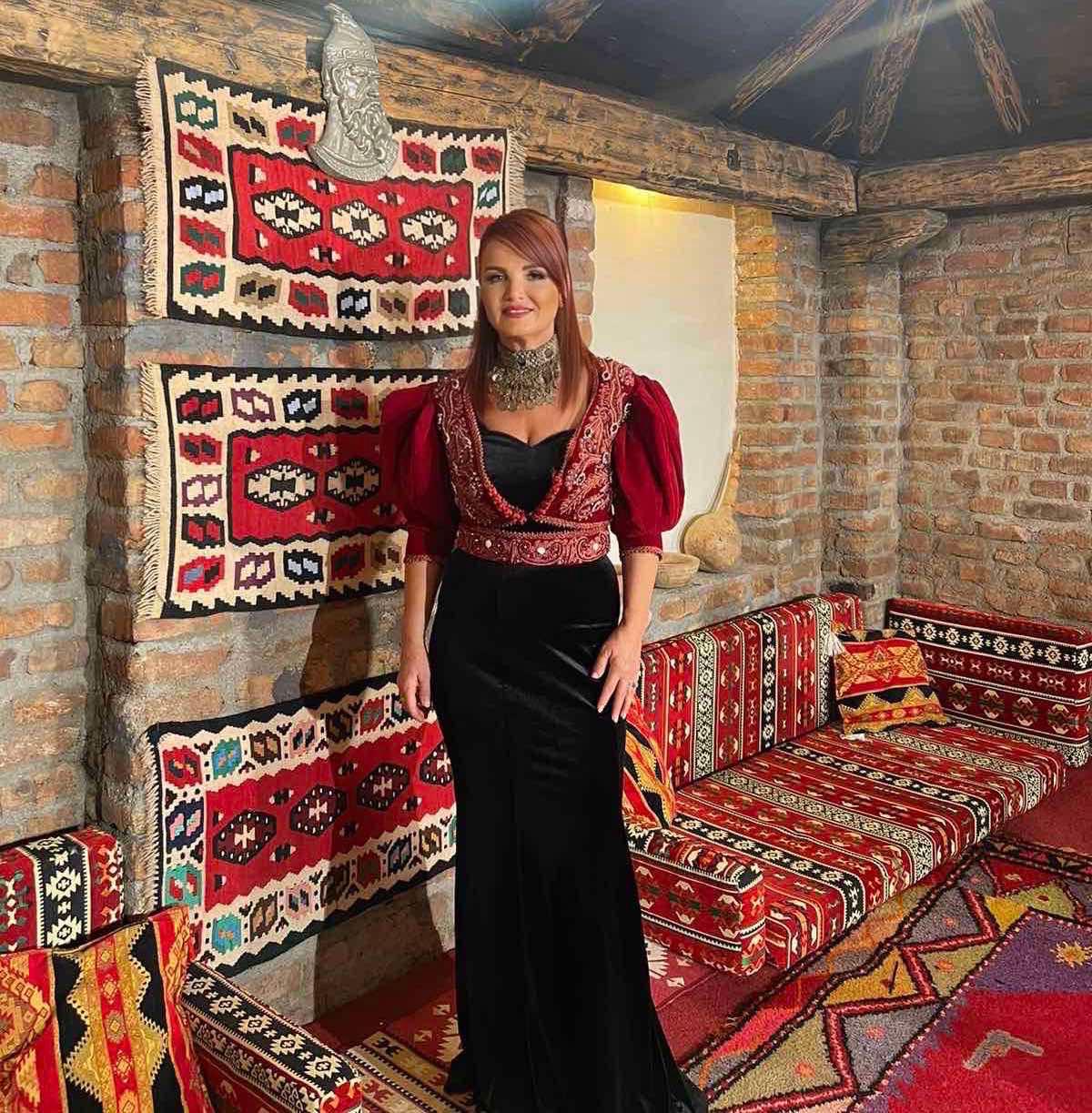 Vjollca Buqaj me veshje tradicionale (Foto personale)