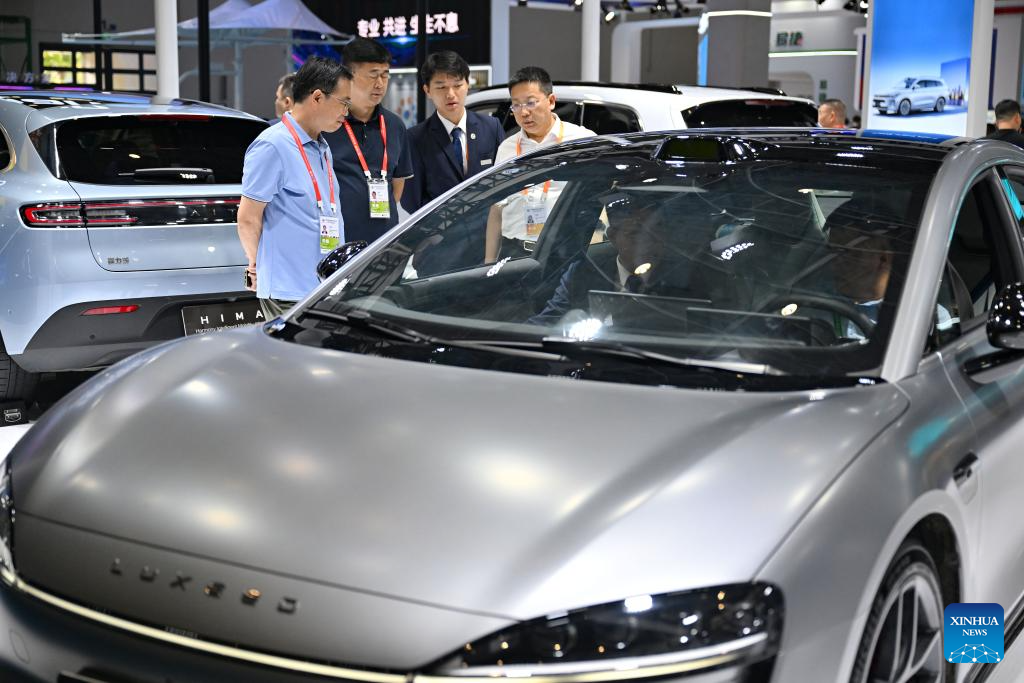 Επισκέπτες βλέπουν ένα εγχώριο όχημα νέας ενέργειας στην τέταρτη Διεθνή Έκθεση Καταναλωτικών Προϊόντων της Κίνας (CICPE) στο Χαϊκόου, πρωτεύουσα της επαρχίας Χαϊνάν της νότιας Κίνας, 13 Απριλίου 2024. (Xinhua/Guo Cheng)