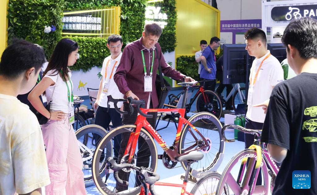 Επισκέπτες παρατηρούν ένα ποδήλατο από ίνες άνθρακα στην τέταρτη Διεθνή Έκθεση Καταναλωτικών Προϊόντων της Κίνας (CICPE) στο Χαϊκόου, πρωτεύουσα της επαρχίας Χαϊνάν της νότιας Κίνας, 14 Απριλίου 2024. Μια παρτίδα εγχώριων εμπορικών σημάτων έχουν προσελκύσει πολλούς επισκέπτες στην έκθεση. (Xinhua/Yang Guanyu)