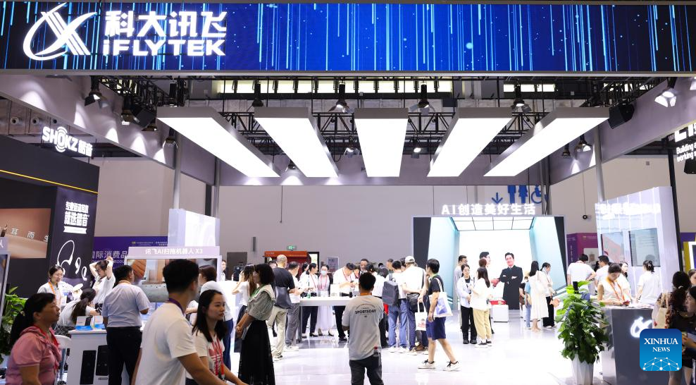 Επισκέπτες εμφανίζονται στο περίπτερο της iFLYTEK στην τέταρτη Διεθνή Έκθεση Καταναλωτικών Προϊόντων της Κίνας (CICPE) στο Χαϊκόου, πρωτεύουσα της επαρχίας Χαϊνάν της νότιας Κίνας, 14 Απριλίου 2024. (Xinhua/Yang Guanyu)