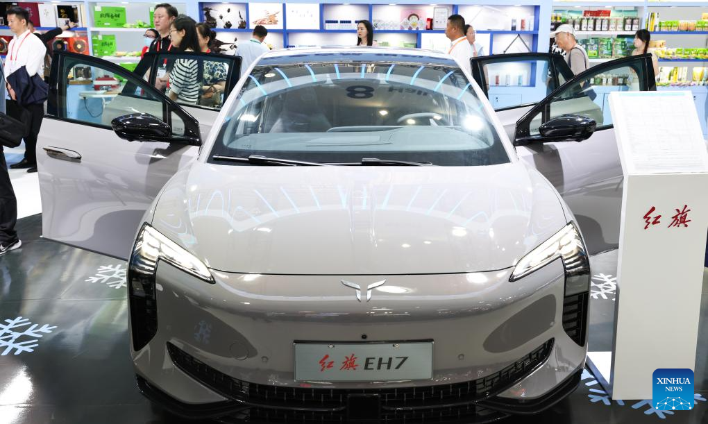 Ένα νέο ενεργειακό όχημα της κινεζικής αυτοκινητοβιομηχανίας Hongqi παρουσιάζεται στην τέταρτη Διεθνή Έκθεση Καταναλωτικών Προϊόντων της Κίνας (CICPE) στο Χαϊκόου, πρωτεύουσα της επαρχίας Χαϊνάν της νότιας Κίνας, 13 Απριλίου 2024. (Xinhua/Yang Guanyu)