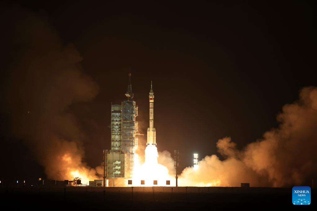 Το επανδρωμένο διαστημόπλοιο Shenzhou-18, πάνω στον πύραυλο μεταφοράς Long March-2F, εκτοξεύεται από το Κέντρο Εκτόξευσης Δορυφόρων Τζιουτσουάν στη βορειοδυτική Κίνα, 25 Απριλίου 2024. (Xinhua/Li Gang)