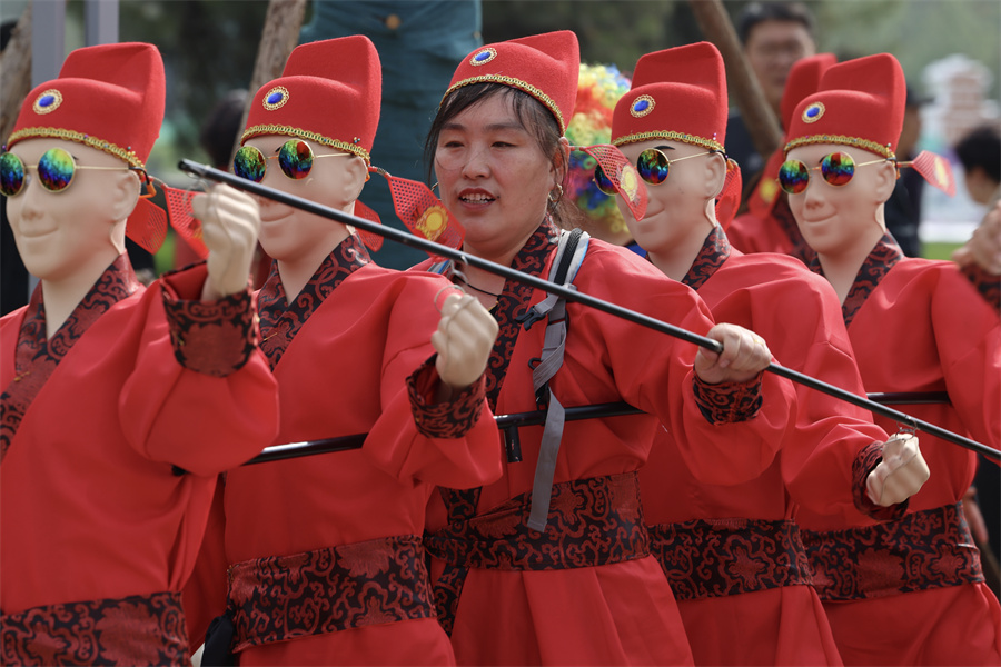 Λαϊκοί καλλιτέχνες εμφανίζονται σε λαϊκή παράσταση Σεχουό, μια σειρά παραδοσιακών λαϊκών παραστάσεων, στην κομητεία Τσινγκσού, επαρχία Σανσί, 1η Μαΐου 2024. [Φωτογραφία Zhu Xingxin/chinadaily.com.cn]