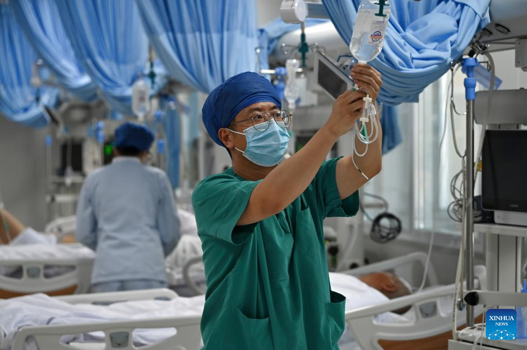 Μια νοσοκόμα εργάζεται στην μονάδα εντατικής θεραπείας (ICU) σε ένα νοσοκομείο στην πόλη Τσισιά, στην επαρχία Σανντόνγκ της ανατολικής Κίνας, 12 Μαΐου 2024. (Φωτογραφία Luan Qincheng/Xinhua)