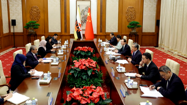 Ο Κινέζος Υπουργός Εξωτερικών Γουάνγκ Γι, επίσης μέλος του Πολιτικού Γραφείου της Κεντρικής Επιτροπής του Κομμουνιστικού Κόμματος Κίνας, έχει συνομιλίες με τον Υπουργό Εξωτερικών του Μπρουνέι ΙΙ Ντάτο Εριβάν Πεχίν Γιουσόφ στο Πεκίνο, Κίνα, 14 Μαΐου 2024. /Κινεζικό Υπουργείο Εξωτερικών