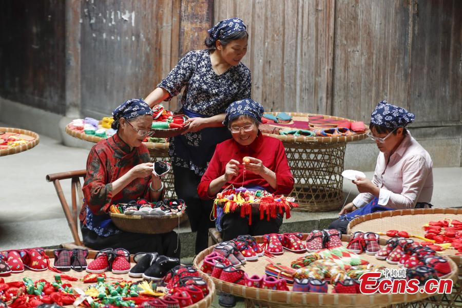Γυναίκες ράβουν πολύχρωμα πουγκιά από μπροκάρ Χουιτζόου, μια άυλη πολιτιστική κληρονομιά της περιοχής τους, καθώς πλησιάζει το Φεστιβάλ Ντουανγού, στην κομητεία Σεσιάν της πόλης Χουανγκσάν, στην επαρχία Ανχούι της ανατολικής Κίνας, στις 4 Ιουνίου 2024. (Φωτογραφία: China News Service/Shi Yalei)