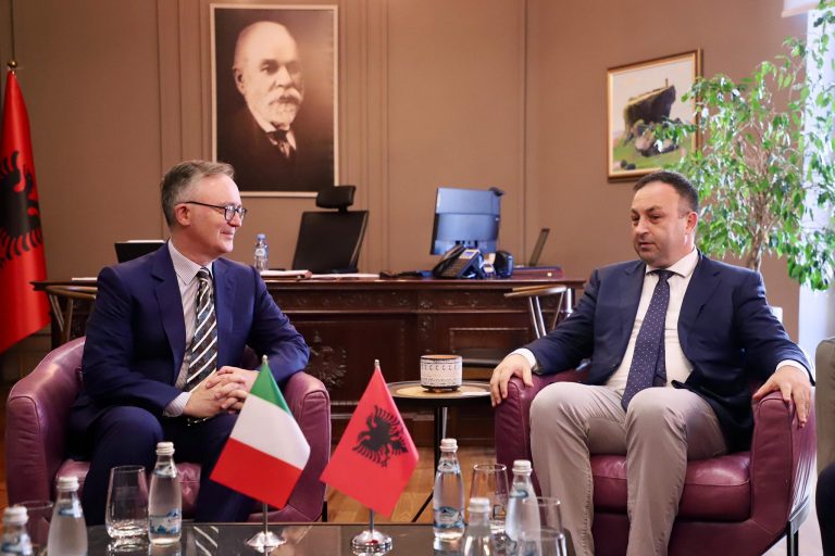 Ministri i Brendshëm, Ervin Hoxha dhe ambasadori i Italisë Fabrizio Bucci (Foto ATSH)