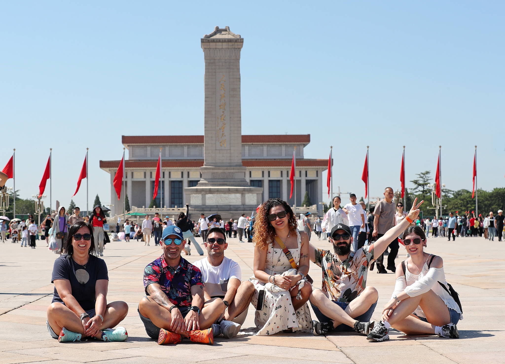 Turiști străini vizitează Piața Tian’anmen. (1 iunie 2024/CFP)