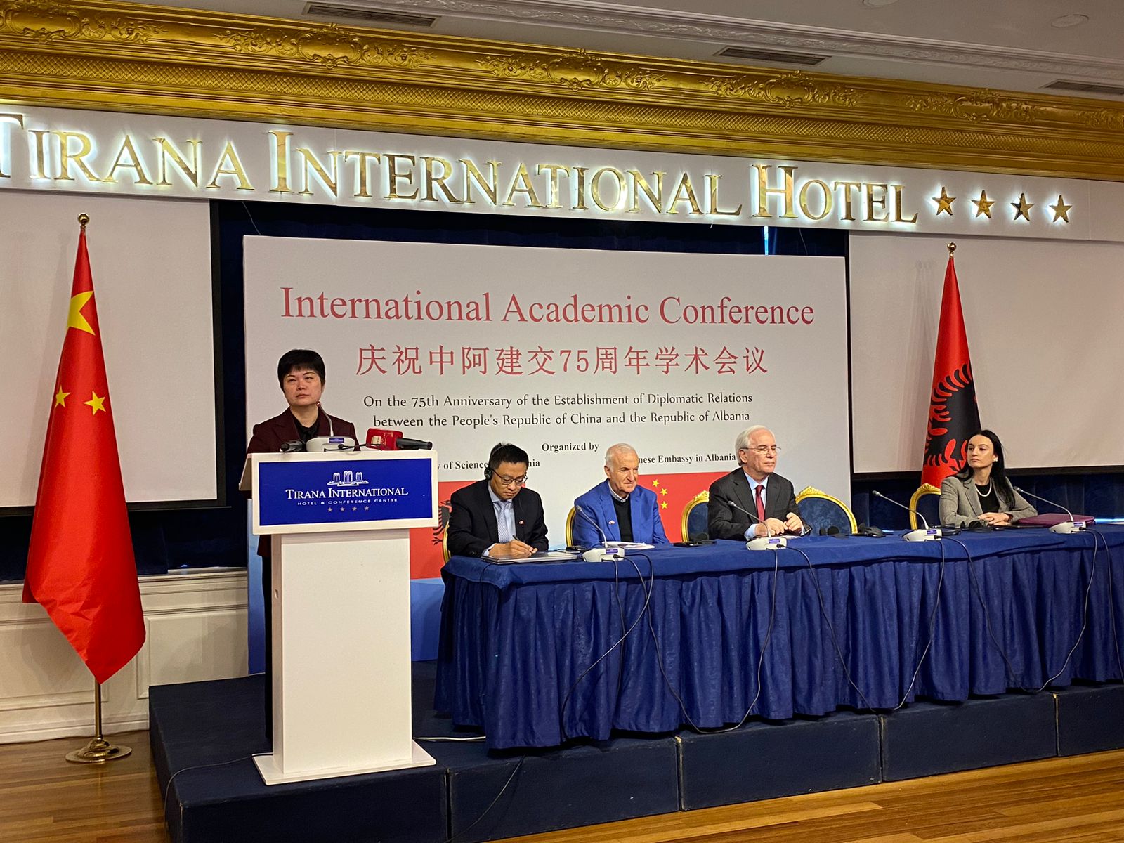 Konferencë Akademike Ndërkombëtare për 75-vjetorin e marrëdhënieve diplomatike Shqipëri-Kinë (Foto CMG) 