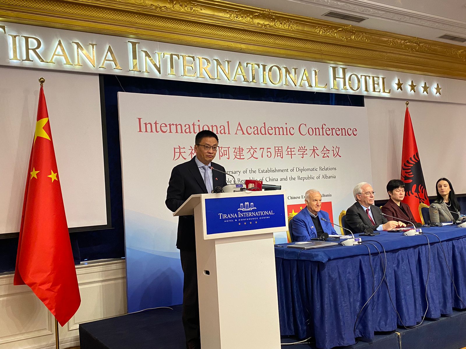 Konferencë Akademike Ndërkombëtare për 75-vjetorin e marrëdhënieve diplomatike Shqipëri-Kinë (Foto CMG)