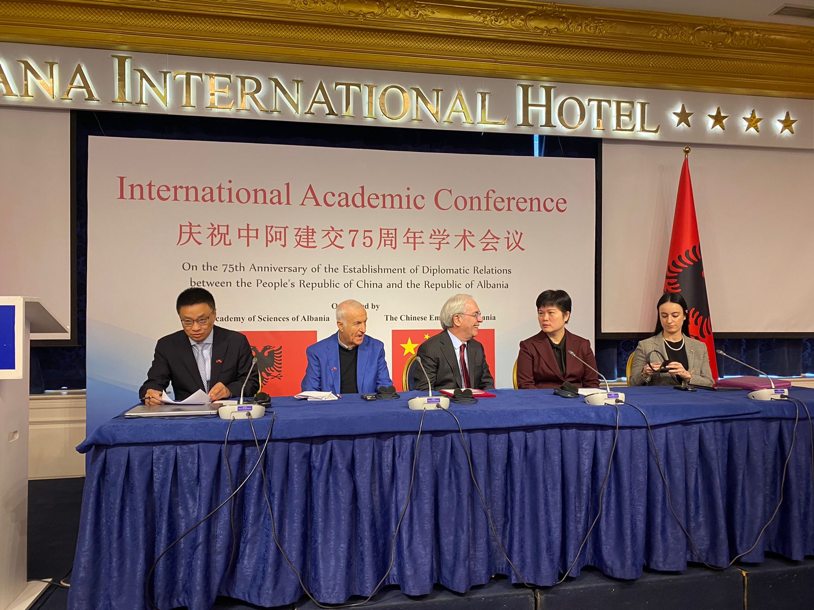 Konferencë Akademike Ndërkombëtare për 75-vjetorin e marrëdhënieve diplomatike Shqipëri-Kinë (Foto CMG)