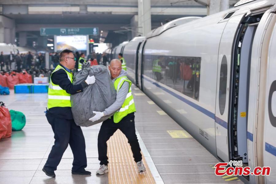 Το προσωπικό της China Railway φορτώνει σάκους με δέματα, τα περισσότερα από τα οποία προέρχονται από τις ηλεκτρονικές αγορές της Ημέρας των Singles ή Ανύπαντρων όπως ονομάζεται η 11η Νοεμβρίου, σε ένα τρένο υψηλής ταχύτητας στο Νότιο σιδηροδρομικό σταθμό του Πεκίνου, στις 11 Νοεμβρίου 2024. (Φωτογραφία: China News Service/Jia Tianyong)