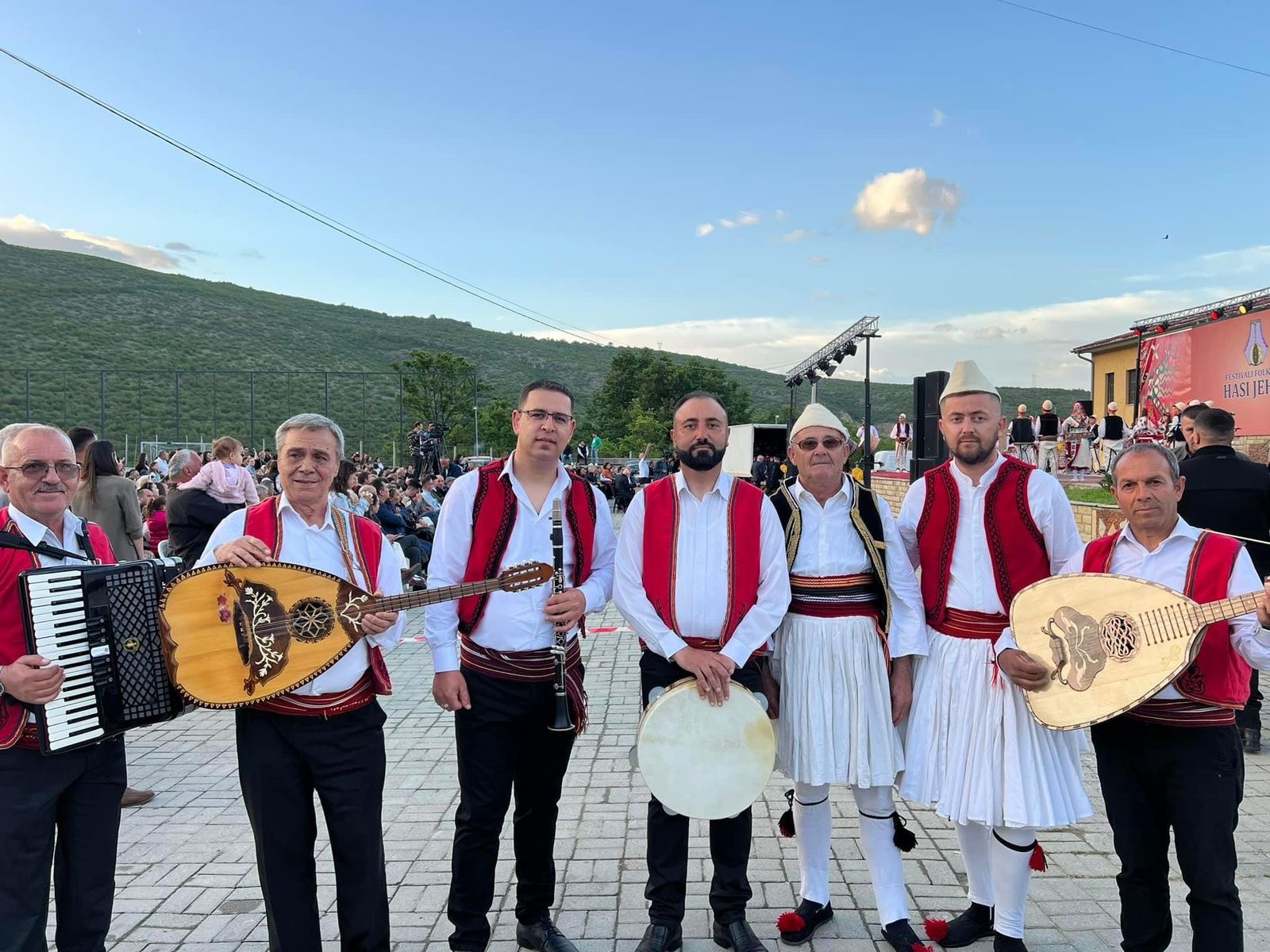 Marsel Muzikanti me grupin muzikor (Foto personale)