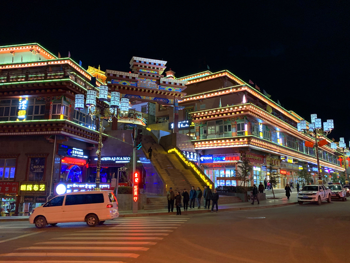 图片默认标题_fororder_图5，昌都茶马城夜景璀璨。 摄影：刘娜