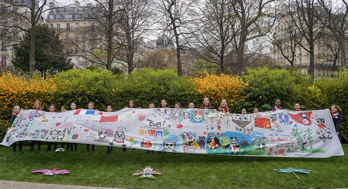 图片默认标题_fororder_2、中法两国少年共同绘制的环保化作《飞吧，熊猫风筝！》