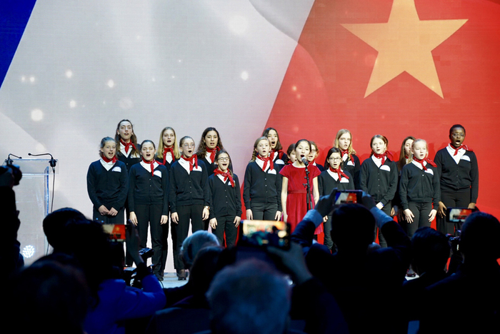 图片默认标题_fororder_5、法国少年合唱团在活动现场用中文演唱《让我们荡起双桨》
