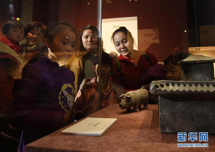 图片默认标题_fororder_南京博物院，观众在参观东汉时期文物陶猪圈
