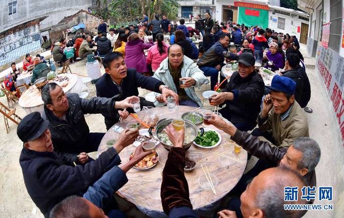 图片默认标题_fororder_新春佳节壮族群众欢聚一堂，吃团圆饭