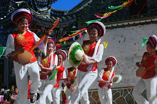 图片默认标题_fororder_白族群众在春节庙会上的歌舞表演