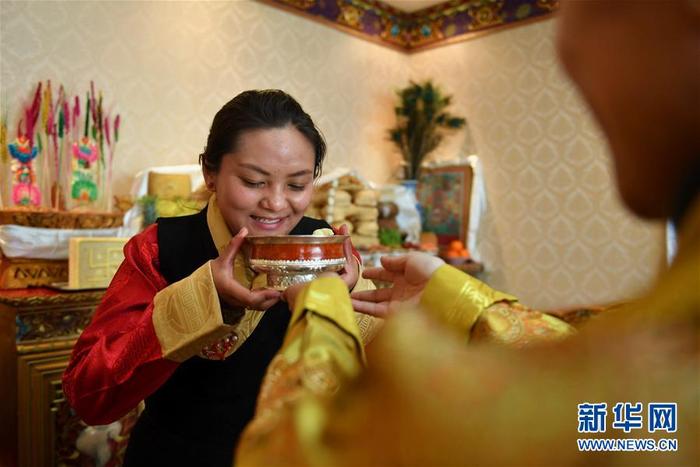 图片默认标题_fororder_藏族群众互敬青稞酒，欢度新年