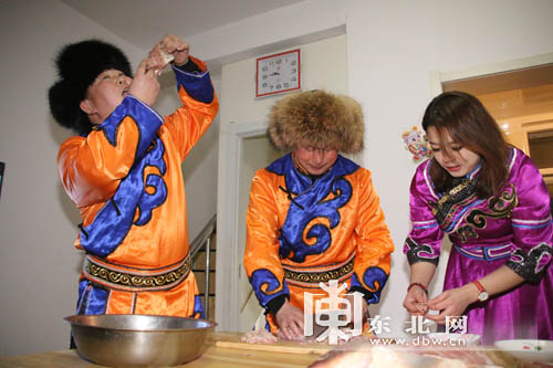 图片默认标题_fororder_春节赫哲族全家一起做鱼宴