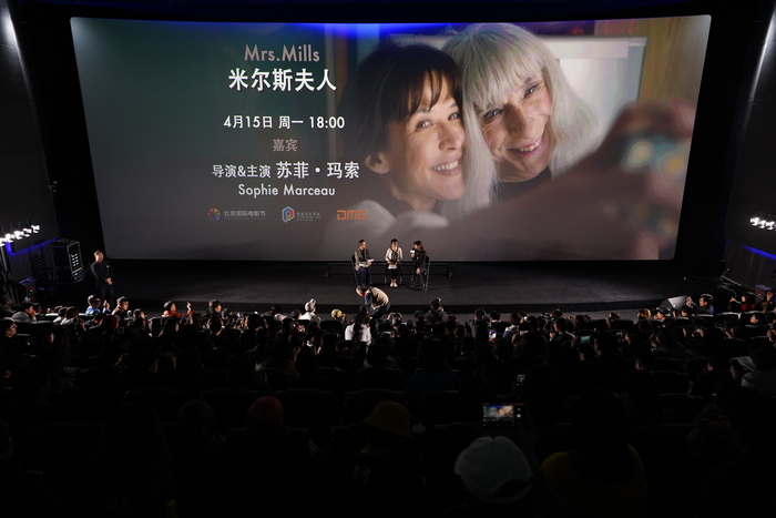 图片默认标题_fororder_在北京保利国际影城举行的《米尔斯夫人》展映活动后，主演兼导演苏菲玛索来到现场与影迷交流。摄影：李晋