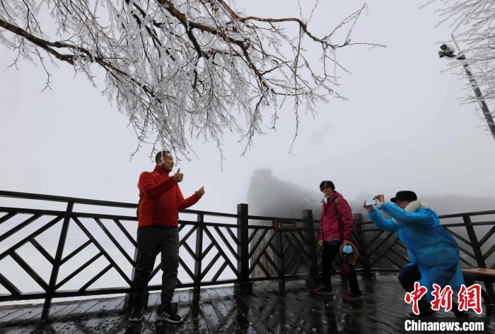 An yi dusar kankara a lambun shan iska na Tianmenshan dake birnin Zhangjiajie na lardin Hunan_fororder_127032240_zsite