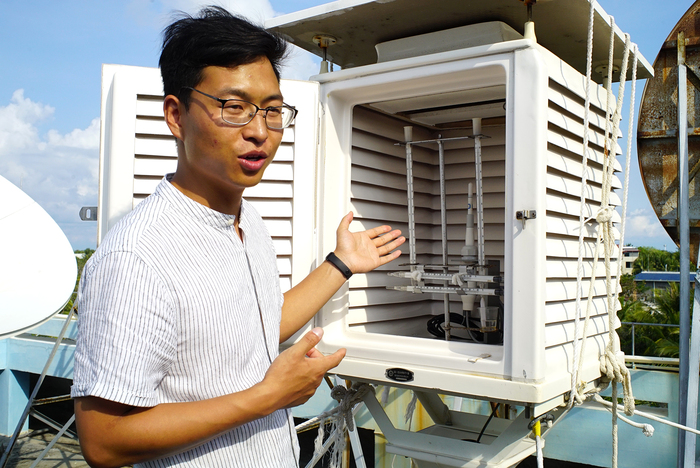 图片默认标题_fororder_1、王浩展在介绍气温、湿度监测设备的使用 摄影：高宇