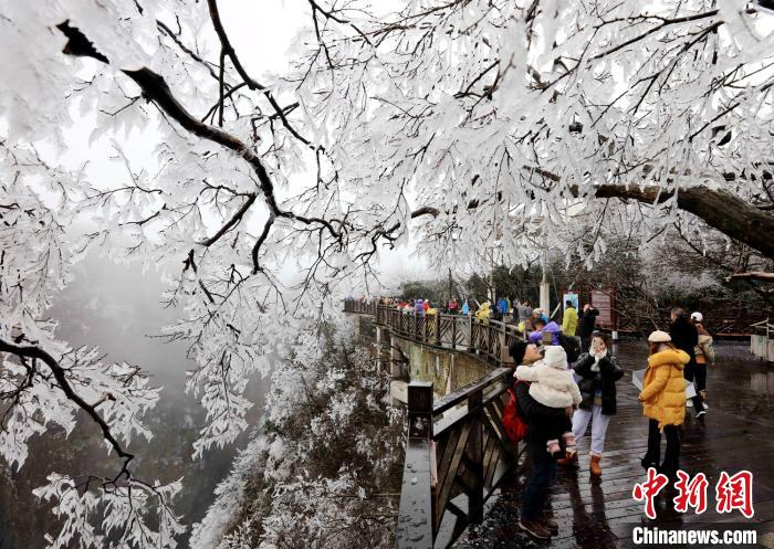 An yi dusar kankara a lambun shan iska na Tianmenshan dake birnin Zhangjiajie na lardin Hunan_fororder_127032230_zsite
