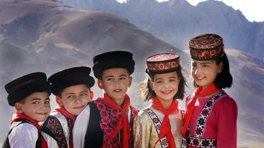 Al'ummomi daban-daban na jin dadin rayuwa a jihar Xinjiang