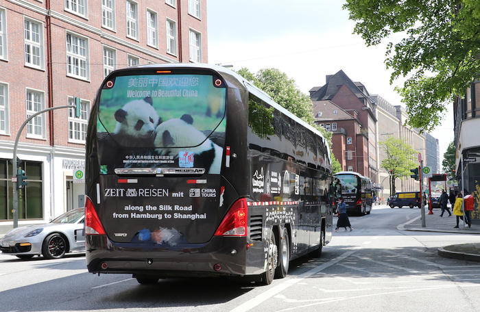 图片默认标题_fororder_8、绘制着“美丽中国欢迎您”和大熊猫图案的大巴出发驶离