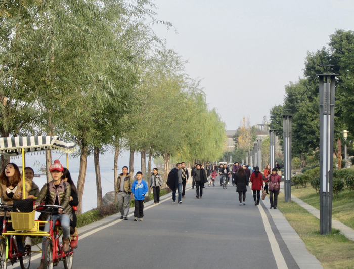 图片默认标题_fororder_10 市民们在汉丰湖边散步游玩（摄影：黄亚洲