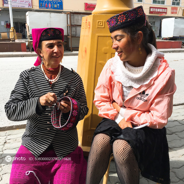 图片默认标题_fororder_，塔吉克族妇女正在手工缝制帽子