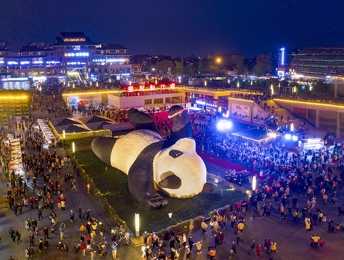 두쟝옌의 공공예술작품 "셀카를 찍는 팬더”국제상 수상_fororder_0915-chengduxiongmao-2