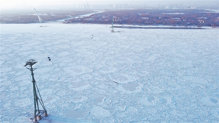 얼음으로 뒤덮힌 송화강의 황홀한 겨울 모습_fororder_rBABCWGkII-AA2nqAAAAAAAAAAA210.768x431.750x421