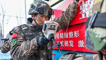 Ga yadda wata kungiyar 'yan sanda masu dauke da makamai dake jihar Xinjiang suke samun horo