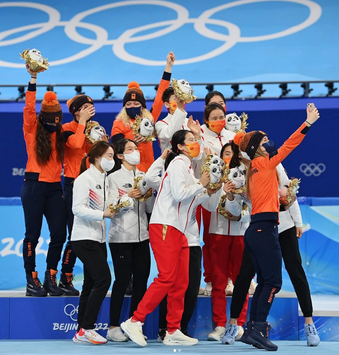 중국·한국·네덜란드 선수들의 '가장 사랑 넘치는 단체사진'...누리꾼들 뜨거운 반응_fororder_2022021516352735958
