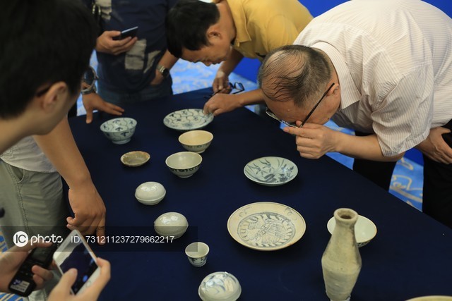 图片默认标题_fororder_2019年8月13日，嘉宾在参观捐赠瓷器
