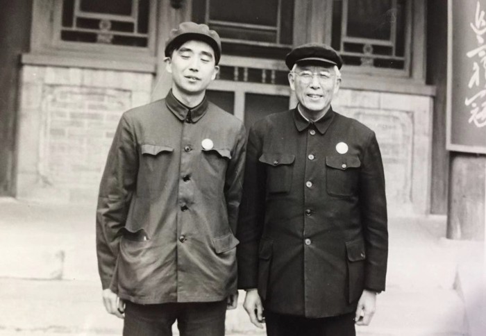 图片默认标题_fororder_5、60年代在北京大学与周培源副校长合影