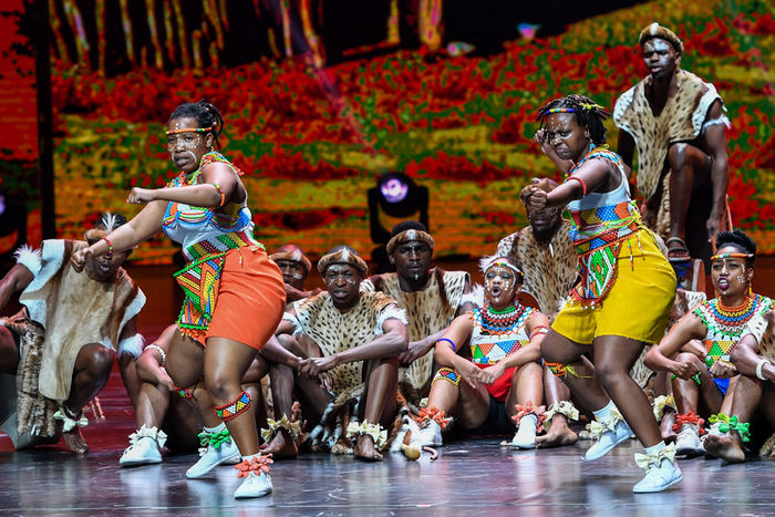 图片默认标题_fororder_来自南非的演员在表演节目《祖鲁歌舞》