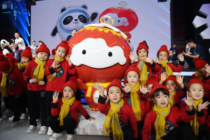 图片默认标题_fororder_丰台区少年宫的小朋友在活动结束后与2022年北京冬残奥会吉祥物“雪容融”合影