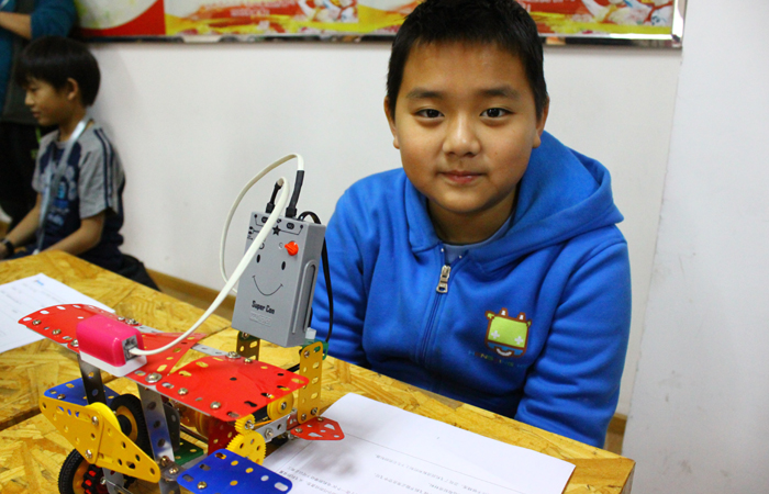 학생들이 만든 로봇이 베이징서 한판 승부