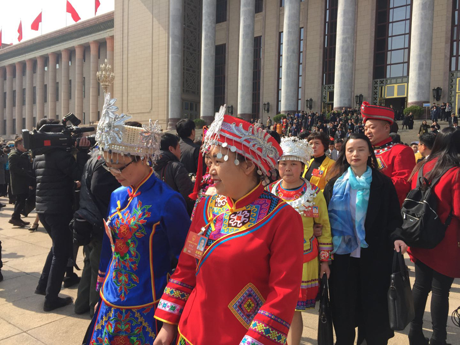 제13기 전인대 1차회의 개막식에 참석한 소수민족 대표들의 목소리